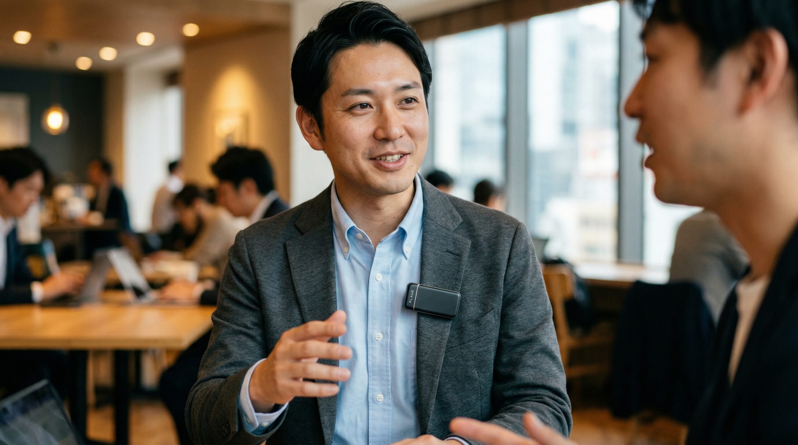 PLAUD NotePin Sを身につけて使っているイメージ